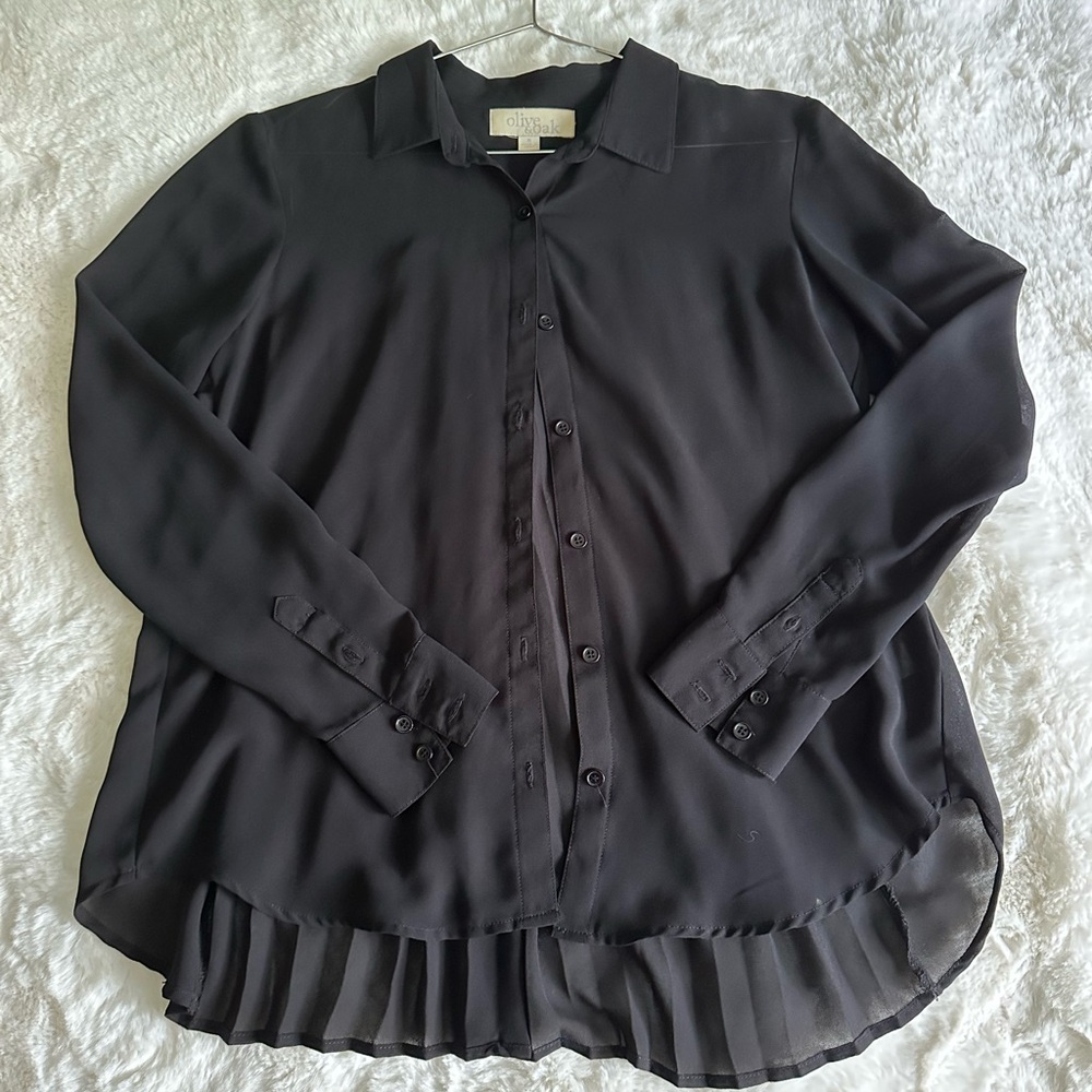 NWOT Olive & Oak Black Button-Down Shirt in S